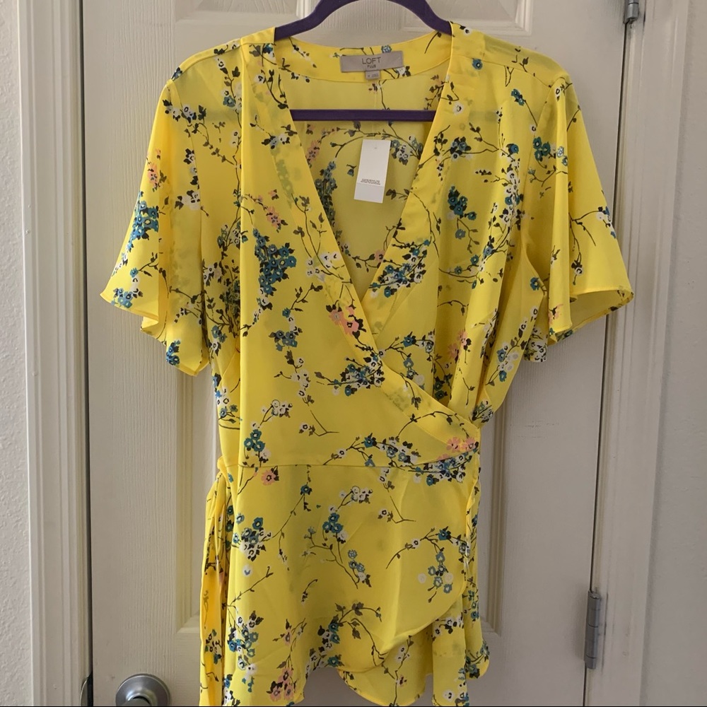 🚚 MOVING! NEED GONE BY 5/31!! Yellow Floral Wrap Top